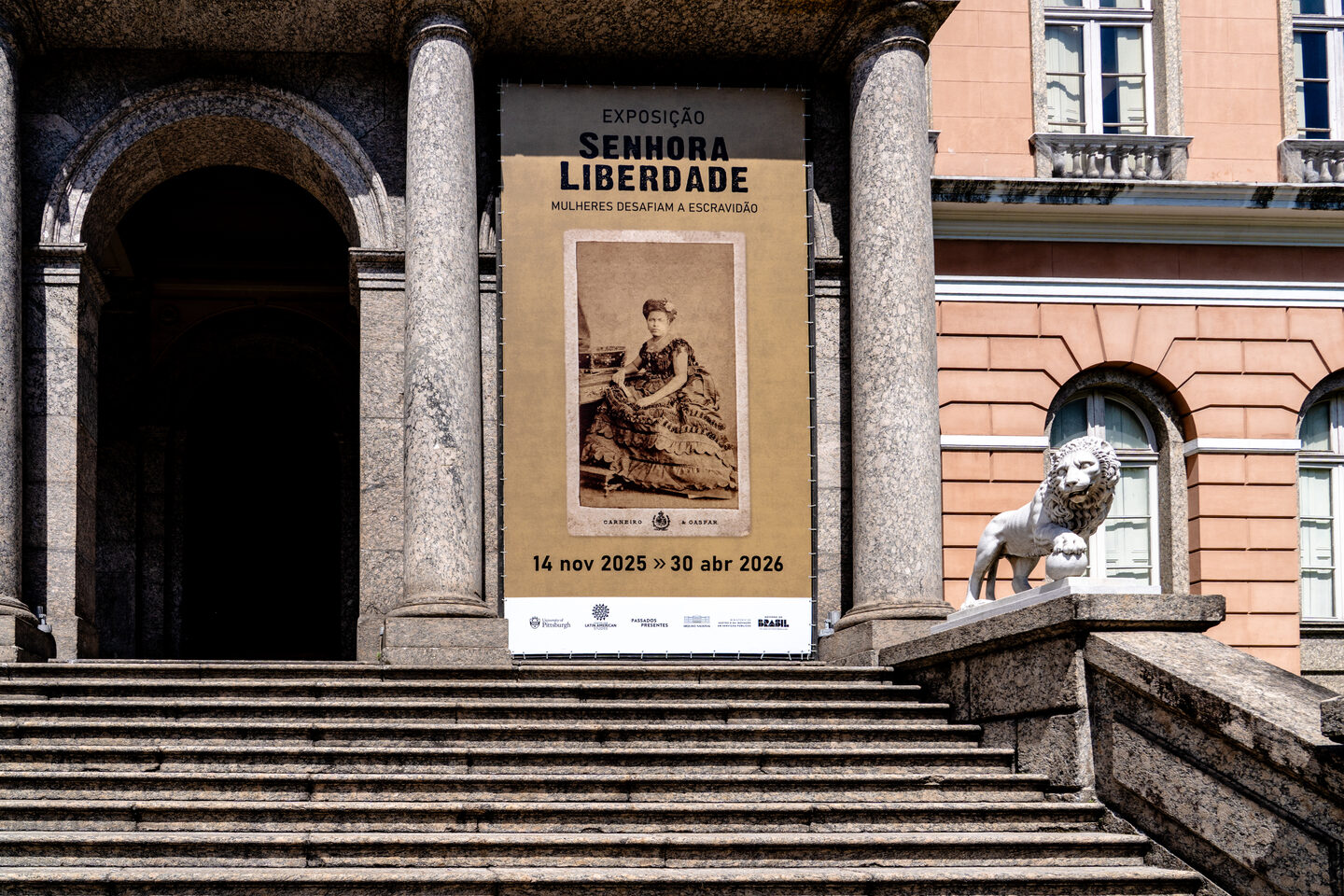 Fachada do Arquivo Nacional com o cartaz da exposição Senhora Liberdade